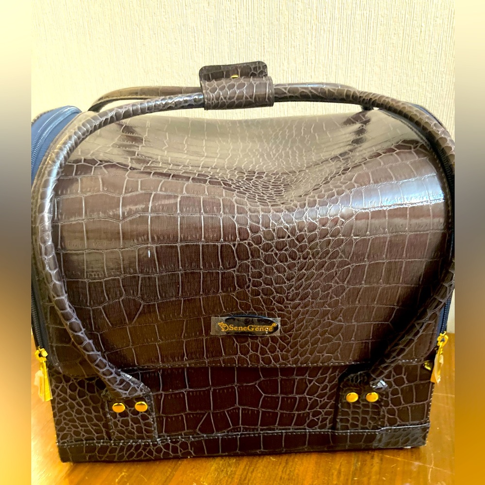 SeneGence travel expandable makeup case